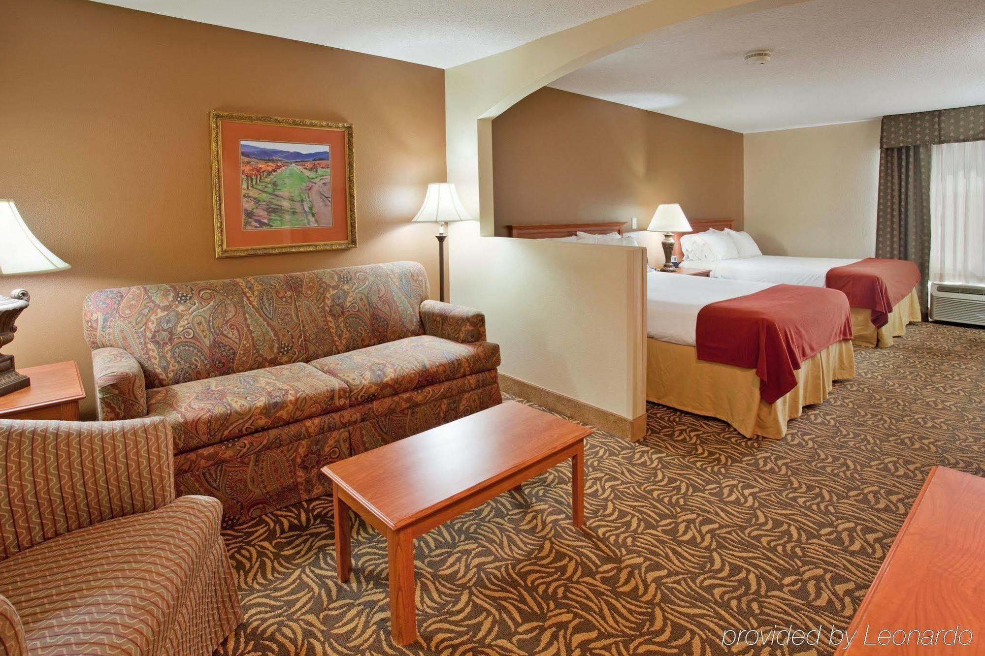 Holiday Inn Express Hotel & Suites Columbus By Ihg Eksteriør bilde
