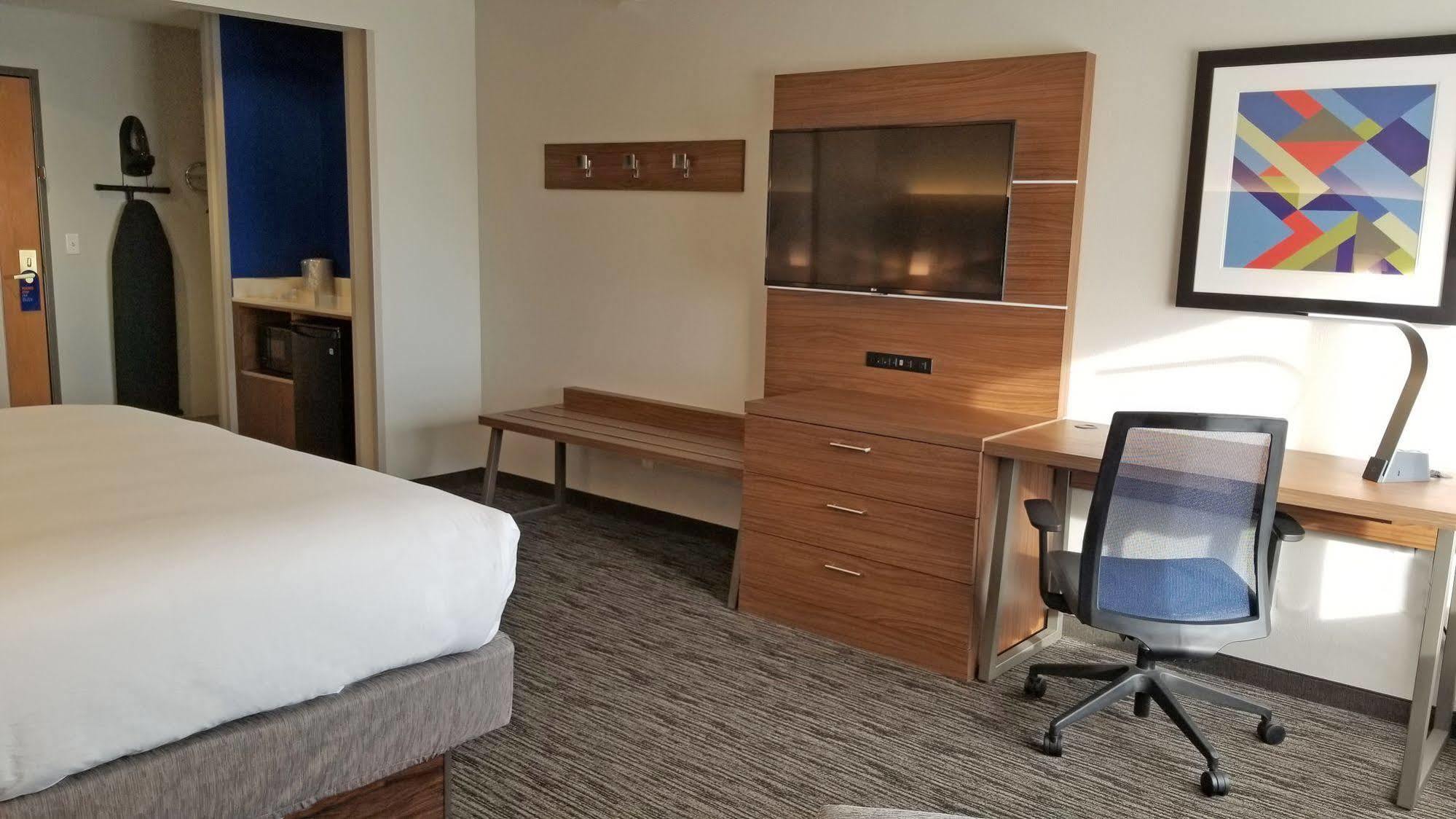Holiday Inn Express Hotel & Suites Columbus By Ihg Eksteriør bilde
